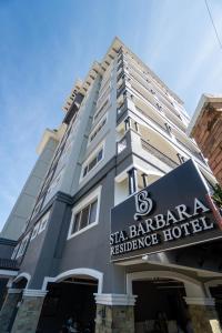 宿务Sta Barbara Residence Hotel的前面有标志的高楼