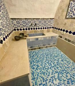 苏塞Dar Aziz的一间带水槽的浴室,铺有瓷砖地板。