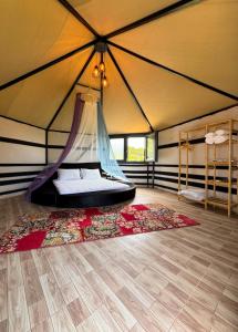 博兹贾阿达岛Le Petit Hotel ve Bağ Evi的帐篷内的一个床位房间