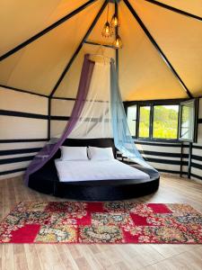 博兹贾阿达岛Le Petit Hotel ve Bağ Evi的帐篷内一间卧室,配有一张床