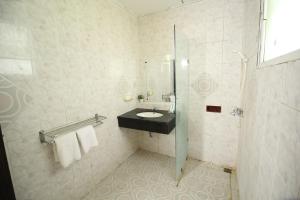 安耶尔阿利萨度假酒店的一间带水槽和淋浴的浴室