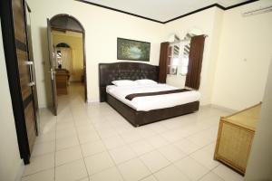 安耶尔阿利萨度假酒店的一间卧室,卧室内配有一张大床