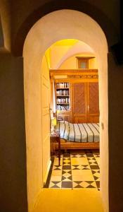 苏塞Dar Aziz的拱门通往卧室,卧室配有床