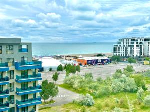 马马亚Blue Summerland Apartments的享有海滩和建筑以及海洋的空中景致
