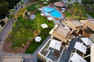 温特和克Mercure Hotel Windhoek的享有带游泳池和遮阳伞的度假村的空中景致