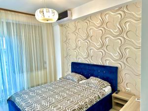 马马亚Blue Summerland Apartments的一间卧室配有一张蓝色的墙壁床