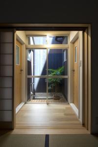 京都Gion House的一间房间里一扇带盆栽植物的敞开的门