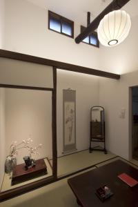 京都Gion House的客厅配有桌子和镜子
