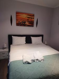ChaïdeftónZwergendorf的一间卧室配有一张床,上面有两条毛巾