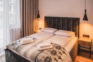 扎科帕内Apartamenty Górski Kryształ的一间卧室配有一张大床和两条毛巾
