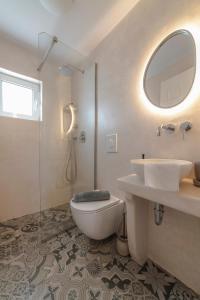 纳克索乔拉Disis Residence的浴室配有卫生间、盥洗盆和淋浴。