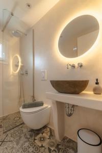 纳克索乔拉Disis Residence的一间带水槽、卫生间和镜子的浴室