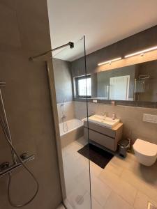 科斯镇Villa Milan 1 mit Padelplatz的带淋浴、盥洗盆和卫生间的浴室
