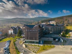 希维拉杜夫-兹德鲁伊Elements Hotel&Spa的享有海滨酒店和度假村的空中景致