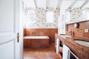 梅拉诺卡斯特尔弗莱堡瑞莱斯城堡酒店的浴室配有2个盥洗盆和1个浴缸。