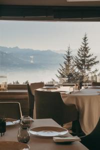 克莱恩 蒙塔纳LeCrans的山景餐厅设有2张桌子