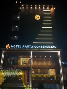 巴特那HOTEL RAMTA CONTINENTAL的酒店tamatha欧陆式在晚上提供照明
