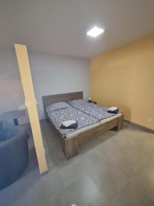 兹诺伊莫Penzion Miri的卧室配有一张床