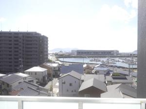 广岛REVISION Kairouyama-tei - Vacation STAY 15801的享有城市景观,设有建筑和海港