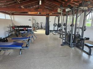 鲁西隆地区卡内Casa Luisa Mobil Home的一间健身房,里面装有一堆设备