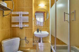 斯克拉斯卡波伦巴Jaś i Małgosia的浴室配有卫生间、盥洗盆和淋浴。