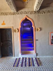 梅尔祖卡Riad Merzouga Dunes的门房里一套楼梯
