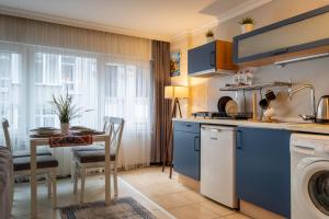 伊斯坦布尔VG taksim的厨房配有蓝色橱柜和带水槽的桌子