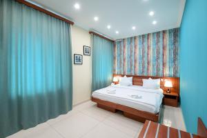 埃里温埃里温米亚卡萨酒店的一间卧室配有一张带蓝色窗帘的大床