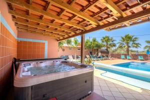 佩拉Villa Paradis - Quartos的一座带游泳池的房子内的热水浴池