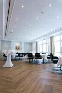 厄林根福滕伯格霍夫酒店的大型客房设有桌椅和窗户。