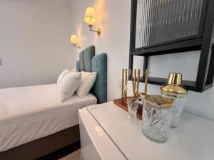 凯恩斯Floriana Boutique Hotel的酒店客房设有一张床和一张桌子,还有床头柜
