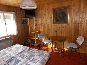 图尔诺夫贝瓦尼斯卡茹旅馆的卧室配有一张床和一张桌子及椅子