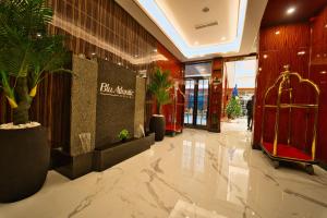 莱基Blu Atlantic Hotel的一座种植盆栽植物的建筑的大厅