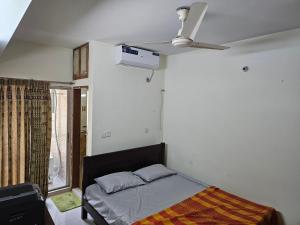 达卡Sweet Rest Dhaka的一间卧室配有一张床和吊扇