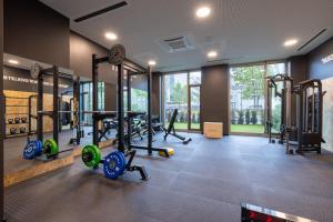 慕尼黑The Base Munich的健身房拥有许多跑步机和机器