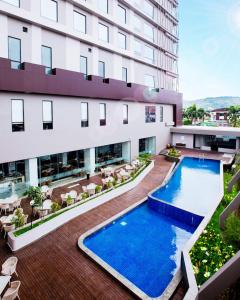 TobadiSuni Hotel and Convention Abepura managed by Parkside的享有带游泳池的大楼的外部景致