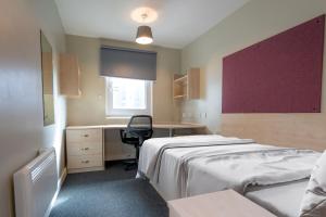伯明翰Ensuite Bedrooms with Shared Kitchen and Studios at The Heights in Birmingham的一间医院间,配有一张床和一张书桌