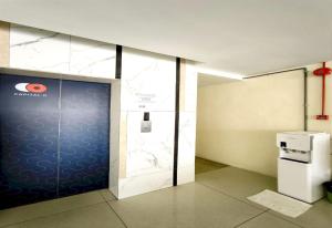 大山脚OYO 90975 Atta Hotel的一间设有蓝色门和墙壁的房间