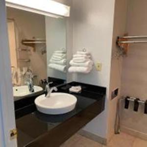 范霍恩范霍恩6号汽车旅馆的浴室配有盥洗盆、镜子和毛巾