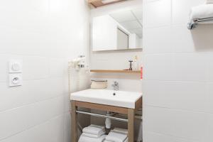 昂热Appart'City Confort Angers的白色的浴室设有水槽和毛巾。