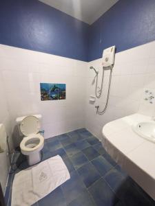 涛岛Goodtime Utopia Guesthouse的一间带卫生间和水槽的浴室