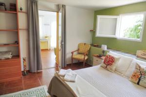 科利亚多·比利亚尔瓦One bedroom apartement with furnished garden and wifi at Collado Villalba的客厅配有沙发和椅子