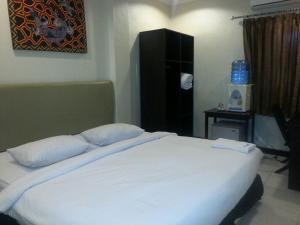 卢武克卡拉通卢乌克酒店的卧室配有一张带两个枕头的大白色床