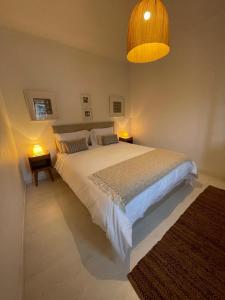 萨尔堡House with a view的一间卧室配有一张带两盏灯的大型白色床。