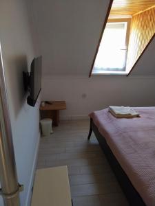 博加奇Pipacs Vendégház的一间小卧室,配有床和窗户