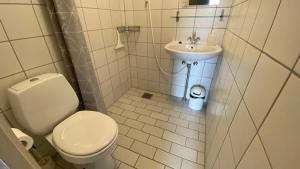 Læsø Efterskole的一间浴室