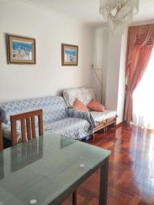 One bedroom apartement at El Grove 500 m away from the beach with sea view and wifi的休息区
