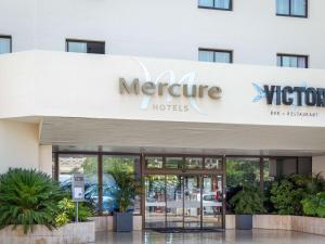 耶尔耶尔中心蔚蓝海岸美居酒店的酒店欢迎标志