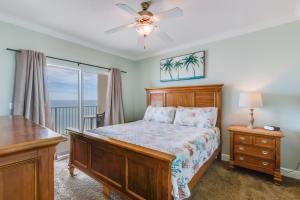 格尔夫海岸Crystal Shores West 202的一间卧室配有一张床、一个梳妆台和一扇窗户。