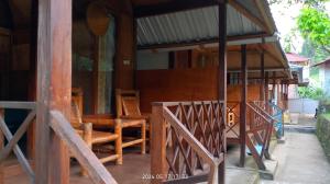 森纳儒蓝山小屋的一个带椅子和桌子的门廊